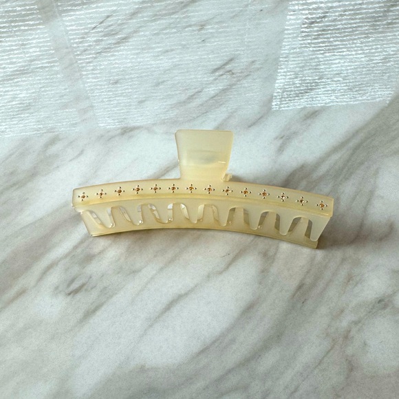 L. Erickson Claw Clip - Buttercream with crystal side accents - Picture 1 of 2